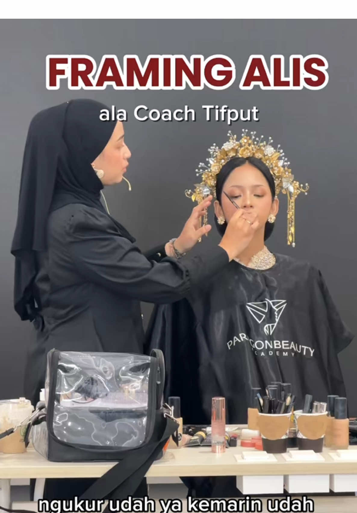 Siapa yang masih kesusahan buat bikin alis???🙋🏻‍♀️🙋🏻‍♀️  @tifput  Makeup Artist  #paragonbeautyacademy #tipsmakeup #makeup #makeupclass #tutorialalis 