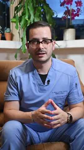 🌟 Capítulo 2: Prediabetes – Diabetes La Serie 🌟 La prediabetes es una señal de alerta. Es el estado intermedio en el que los niveles de glucosa ya están elevados, pero aún no alcanzan los criterios diagnósticos de diabetes. Lo preocupante es que 7 de cada 10 personas con prediabetes no saben que la tienen, porque generalmente no presenta síntomas. 👉 Factores de riesgo: Sobrepeso u obesidad Sedentarismo Antecedentes familiares de diabetes Hipertensión y colesterol alto 💡 La buena noticia es que la prediabetes sí se puede revertir. Con cambios en el estilo de vida, alimentación balanceada y ejercicio regular, es posible reducir hasta en un 58% la progresión hacia diabetes tipo 2. 🔍 Conocer tu glucosa, tu hemoglobina glucosilada y tu perfil metabólico es la clave para actuar a tiempo. 📌 La prediabetes no es un diagnóstico final, es una oportunidad para cambiar el rumbo. #DiabetesLaSerie #Prediabetes #Prevención #Salud