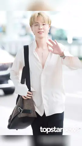Fotitos de Jimin rubio en el aeropuerto 😭💗 estas hermosoooo mi amor bonito 💜  bello bellooooo 😘😍🥰 #JIMIN #jiminbts #bts #JIMINIE #jimindior 