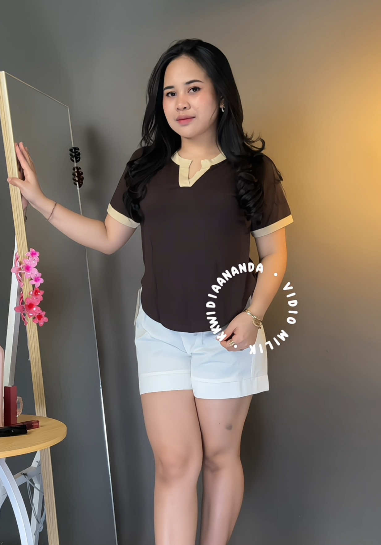 Rekomendasi baju kaos wanita Vneck dengan cuttingannya bagian bawah oval membuat ilusi terlihat kuyus #kaos #kaosmurah #kaosviral 