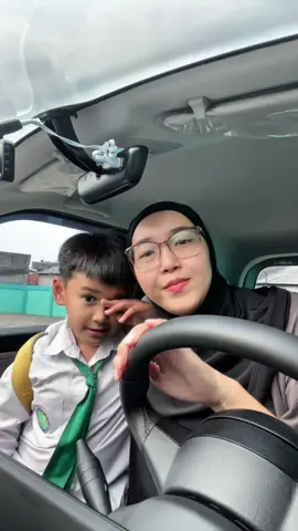 udah jadi rutinitas senin - jumat. tanpa disadari ini juga sebuah privilege bisa anter jemput anak2. 😌 🥰 #iburumahtangga #fyp #anterjemput #airev #wuling 