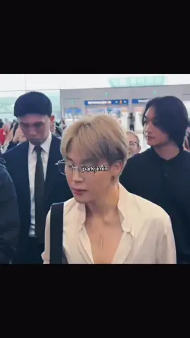 look at him omggggg #jimin #jiminbts #jiminedit #airport #dior 