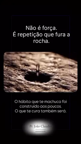 Não é a força que fura a rocha, mas a repetição. Da mesma forma, na vida espiritual é a constância na fé, na oração e na obediência a Deus que abre caminhos que a força humana jamais conseguiria. “Na vossa paciência possuí as vossas almas.” (Lucas 21:19) @prjoaoclaudio #Fé #Perseverança #ForçaEspiritual #ConfiançaEmDeus