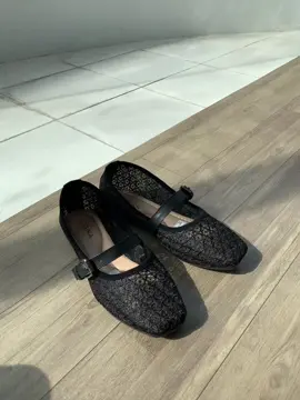 Cantiknyooo🖤#flatshoescantikk #flatshoes #sandalwanita #flatshoeswanitamurah #flatshoeslucu 