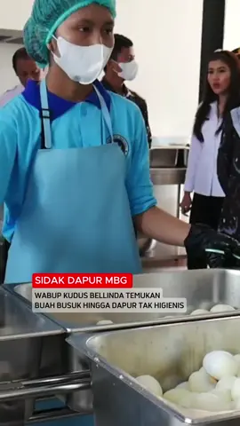 SIDAK DAPUR MBG WABUP KUDUS BELLINDA TEMUKAN BUAH BUSUK HINGGA DAPUR TAK HIGIENIS MARAKNYA KASUS KERACUNAN MASSAL PADA PELAKSANAAN MAKAN BERGIZI GRATIS (MBG) DI SEJUMLAH DAERAH MEMBUAT PEMERINTAH KABUPATEN KUDUS MENGGELAR SIDAK DI DAPUR MBG. DALAM SIDAK TERSEBUT, DITEMUKAN BUAH BUSUK, LALAT DI DAPUR, HINGGA PETUGAS DAPUR TIDAK GUNAKAN SARUNG TANGAN MAUPUN MASKER SAAT BERTUGAS. SEMARANG TV. #fyp
