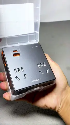 🔌 Ổ cắm đa năng 4 cổng + sạc nhanh USB/Type-C ✨ Thiết kế hiện đại – nhỏ gọn, màu đen sang trọng phối cam ⚡️ Tích hợp nhiều chuẩn ổ cắm (EU, US, UK…) – dùng được nhiều loại phích khác nhau 🔋 Có 3 cổng USB + 1 cổng Type-C hỗ trợ sạc nhanh, phù hợp điện thoại, máy tính bảng, laptop mini… 🔥 Tích hợp chống quá tải, an toàn tuyệt đối khi sử dụng #oca#ocamdiena#ocamdanangu#phukiendienu#phukiengiadinhkTokShop 