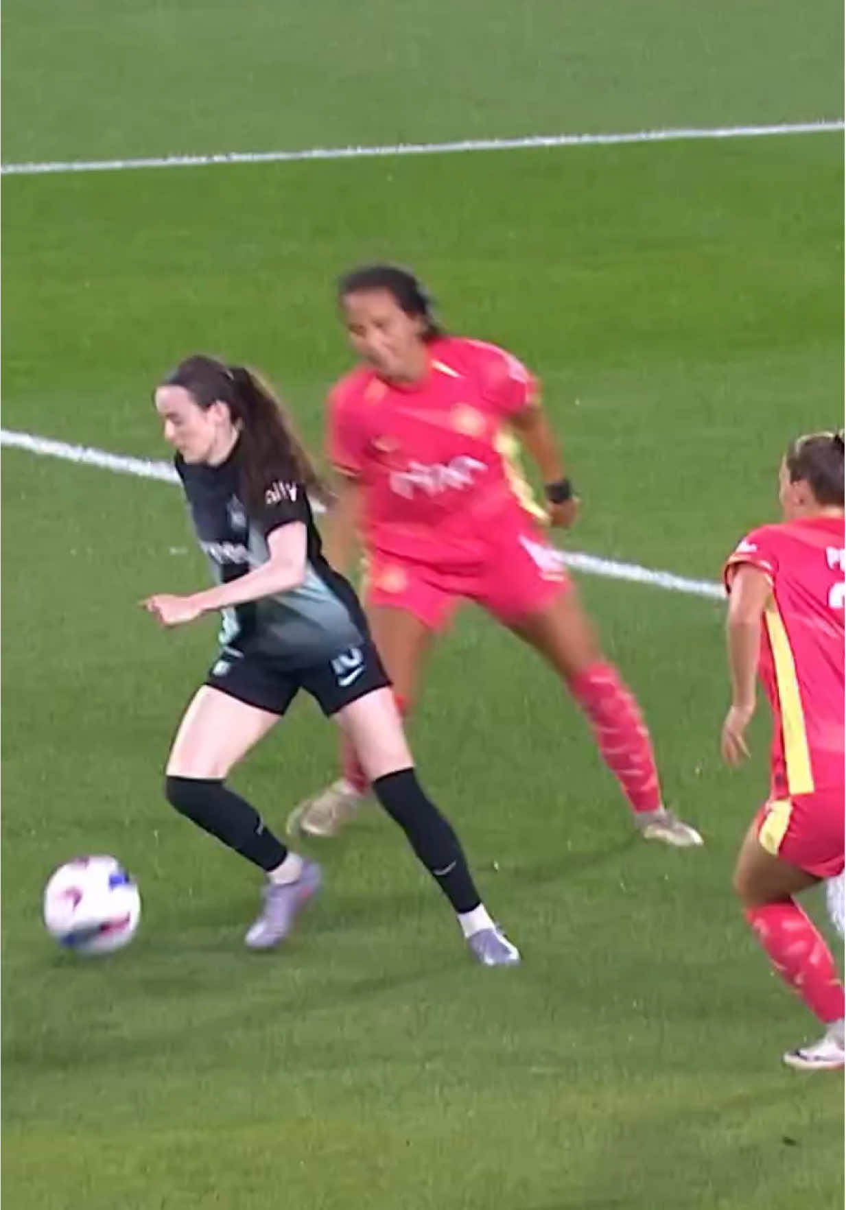 Didn’t even need to look. Back-heel vision different.  Rose Lavelle was so in sync with Katie Stengel’s run into the box, she didn’t even need to look 😮‍💨 #NWSL 