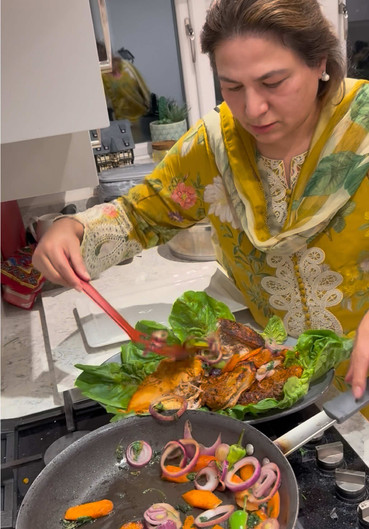 Aurat ka gher . Busy day or banaya sab ke farmayesh ka Ka kahana #roastchicken #salmon #roti #alooghobi 