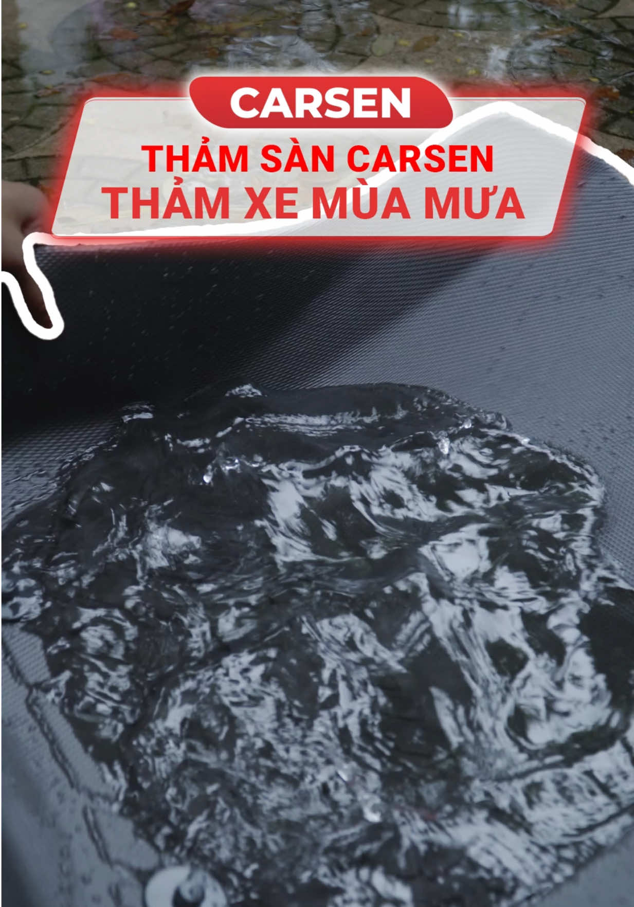 Mưa gió cỡ nào, thảm sàn Carsen vẫn sạch sẽ nhờ chất liệu nhựa TPE chống thấm nước, chống bám bẩn, không lo bùn đất theo giày dép vào xe #thamsancarsen #muamua #carsen #thamnhuaductpe 