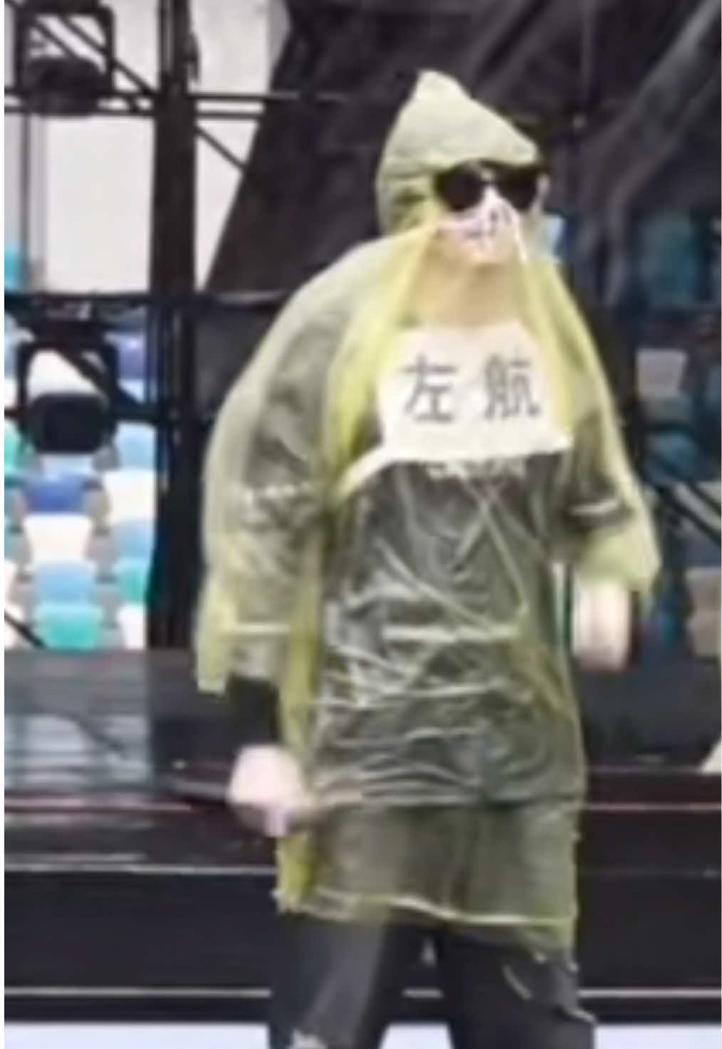 Đang bão và đây là cách Tả Hàng chỉ chúng ta mặc áo mưa tránh bão=))))#jihang #jihangji_🥟🥜 #xhuong 