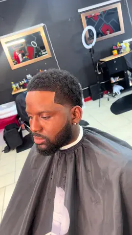 BOOK UR HAIRCUT APPOINTMENTS WITH THE LINK IN MY BIO‼️💈 • • #fyp #foryou #barbershop #barber #groomsmenbarbershop #babyliss #barberlife #taperfade #haircutmen #michiganbarber #mackblends #explorepage #barberworld