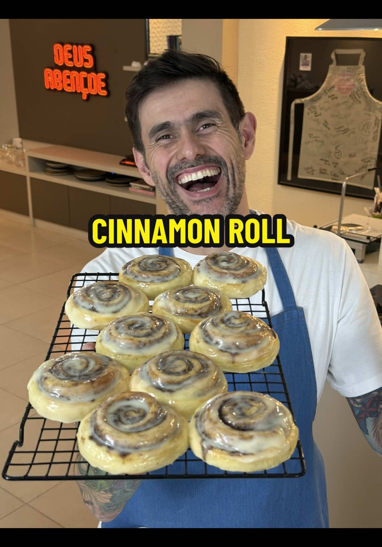 CINNAMON ROLL 🥮 Bora fazer esse rolinho de canela europeu que faz muito sucesso nos Estados Unidos e por onde ele passa. RECEITA⬇️ INGREDIENTES: 1ª ETAPA (mingau) 25g farinha de trigo  125ml leite integral  Engrossar no fogo até 65°C e gelar 2ª ETAPA 325g farinha de trigo 35g açúcar refinado  50ml leite integral (5°C) 15g fermento biológico fresco  1 ovo 6g sal 45g manteiga sem sal (22° C) RECHEIO: 50g manteiga sem sal (22°C) 100g açúcar mascavo 6g canela em pó COBERTURA: 100g cream cheese (22°C) 30g manteiga sem sal (22°C) 60g açúcar de confeiteiro  #cinnamonroll #receitas #rolinhodecanela #receitafácil #fy 
