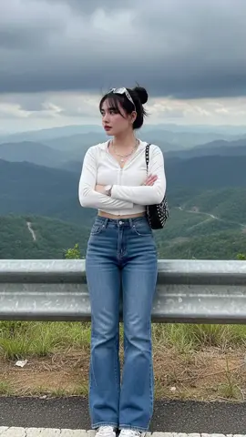 Gemini ai secandu itu wehh😭👊🏻 *spil hasil kalian*🙌🏻🙌🏻 PROMPT: Wajah harus sama,jangan diubah. Latar & Pose: Berdiri bersandar pada pagar pembatas jalan, menatap lurus ke depan arah kamera. Satu tangan memegang gelas plastik dengan sedotan. Lokasi: Tempat wisata, jalanan di Provinsi Nan (Thailand). Sumber/Inspirasi Pemandangan: Puncak bukit dengan pemandangan jalanan indah yang membentang hingga batas pandangan mata. Atmosfer: Sekeliling adalah pegunungan, awan mendung gelap seperti akan turun hujan. Menciptakan suasana tenang, bercampur seksi, dan keren. Gaya Pose: Gaya candid (seperti sedang melamun/tidak sadar difoto) atau menatap lurus. Ubah pose sesuai dengan keinginan Anda. Detail Karakter Pakaian Atasan: Cropped Zip-Up Hoodie (Jaket Tudung Ritsleting Pendek) Warna: Putih. Bentuk/Panjang: Model crop (pendek) di atas atau setinggi pinggang, menonjolkan bagian pinggang dan perut. Lengan: Lengan panjang. Leher/Atas: Memiliki tudung (hoodie) dan ritsleting depan yang diturunkan, membentuk leher V yang dalam. Desain: Ketatkan (body-hugging), menonjolkan lekuk tubuh. Mungkin memiliki detail jahitan atau garis-garis yang membantu atasan terlihat lebih pas seperti korset di area tubuh. Bawahan: Celana Jeans Jenis: Celana jeans longgar (loose-fit) dengan potongan kaki lebar (flared), mengikuti tren Y2K yang populer. Bentuk: Bagian kaki celana sangat lebar, mulai dari paha hingga ujung kaki. Warna/Warna Luntur: Warna luntur (wash) biru tua/medium dengan efek luntur yang terlihat alami. Aksesori Kalung: Mengenakan kalung berlapis (layered) yang menonjolkan logam perak. Perhiasan: Beberapa gelang dan cincin di jari-jari dan pergelangan tangan. Tas: Tas selempang bahu (shoulder bag) berwarna hitam model Baguette. Paku Keling/Kancing: Logam. Sepatu: Sepatu olahraga/sneakers. Warna: Putih/Perak. Detail Tata Rias, Rambut, Kamera, dan Pencahayaan Tata Rias (Makeup) Riasan: Nuansa alami (natural tone) yang memberikan kesan manis. Kulit: Putih, mulus, dan cerah. Pipi: Sapukan warna merah muda-oranye muda. Bibir: Warna merah muda jingga muda (terang nada merah muda-oranye). Mata: Mata bulat besar dengan eyeliner tipis untuk menambah ketegasan. Gaya Rambut Gaya: Rambut diikat longgar (loose bun), memancarkan kesan lucu bercampur seksi. Detail: Tidak ada pernak-pernik (awk-mai) di telinga. Ada poni rambut (wispy bangs) yang menutupi wajah sedikit. Rambut terlihat tertup angin (wind-blown). Aksesori Rambut: Kacamata sporty perak diletakkan di rambut, menambah kesan keren dan matang. Detail Kamera Kamera: Canon EOS R5. Lensa: RF 85mm f/1.2L. Bukaan: f/1.4. Resolusi Maksimum: 8K. Menghasilkan ketajaman realistis tingkat profesional. Pencahayaan & Sudut Pandang Cahaya: Cahaya alami dari siang hari. Kesan Cahaya: Sedikit hangat dan romantis, karena adanya awan mendung seperti akan turun hujan. Efek: Angin sepoi-sepoi membuat rambut berayun indah. Kulit tampak cerah dan menonjol. Sudut Pandang: Dekat, memperlihatkan subjek sekujur tubuh yang pas dalam bingkai. Komposisi: Menyatu dengan latar belakang seperti gaya foto otentik. #CapCut 