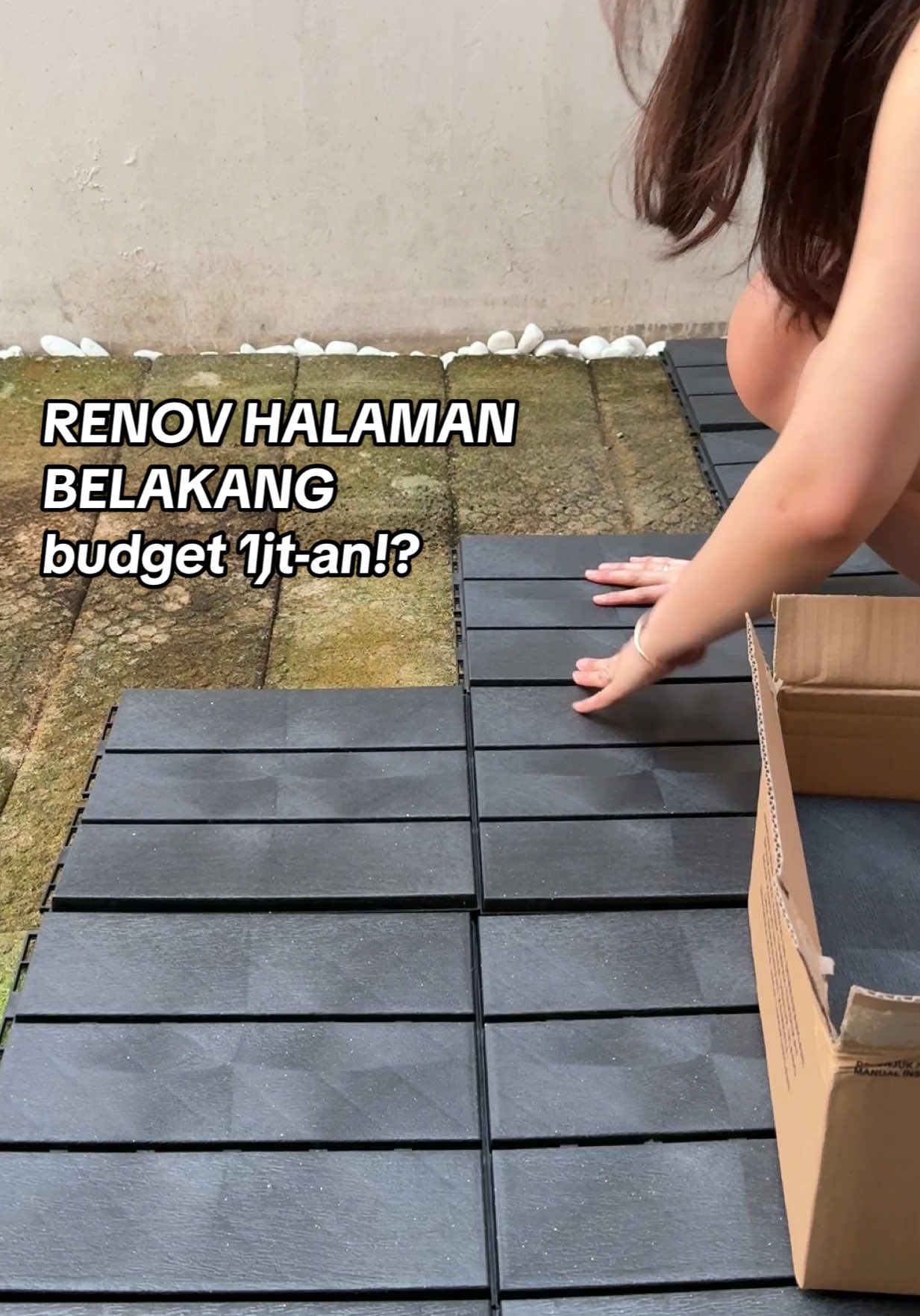 setelah maju mundur karena decking harganya mahal, akhirnya malah ketemu yang paling affordable tapi looknya BAGUS banget diluar ekspetasi😍 #renovasirumah #halamanbelakang #deckingmakeover #isirumah 