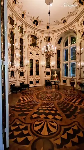 🌅🎶 Vienna – nơi giai điệu Mozart tan vào ánh bình minh, nơi câu chuyện về Nữ hoàng Sisi được viết nên giữa từng con phố cổ kính. Thành phố ấy như một khúc thơ trữ tình đang ngân vang, dịu dàng mà lộng lẫy, đẹp đến ngẩn ngơ… 🏰✨ Giữa Cung điện Schönbrunn, Đại sảnh Vàng và hơi thở của lịch sử, Vienna hiện lên như một bản giao hưởng bất tận… #Áo #NữHoàngSisi #Mozart #ĐạiSảnhVàng #CungĐiệnSchönbrunn