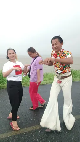 ฉันรักเธอ#หนุ่มนาพาเพลิน #ห้วยติ๊กชู  ❤️👋🇹🇭❤️ฝนก็จะตกFCก็อยากเต้นจัดไป