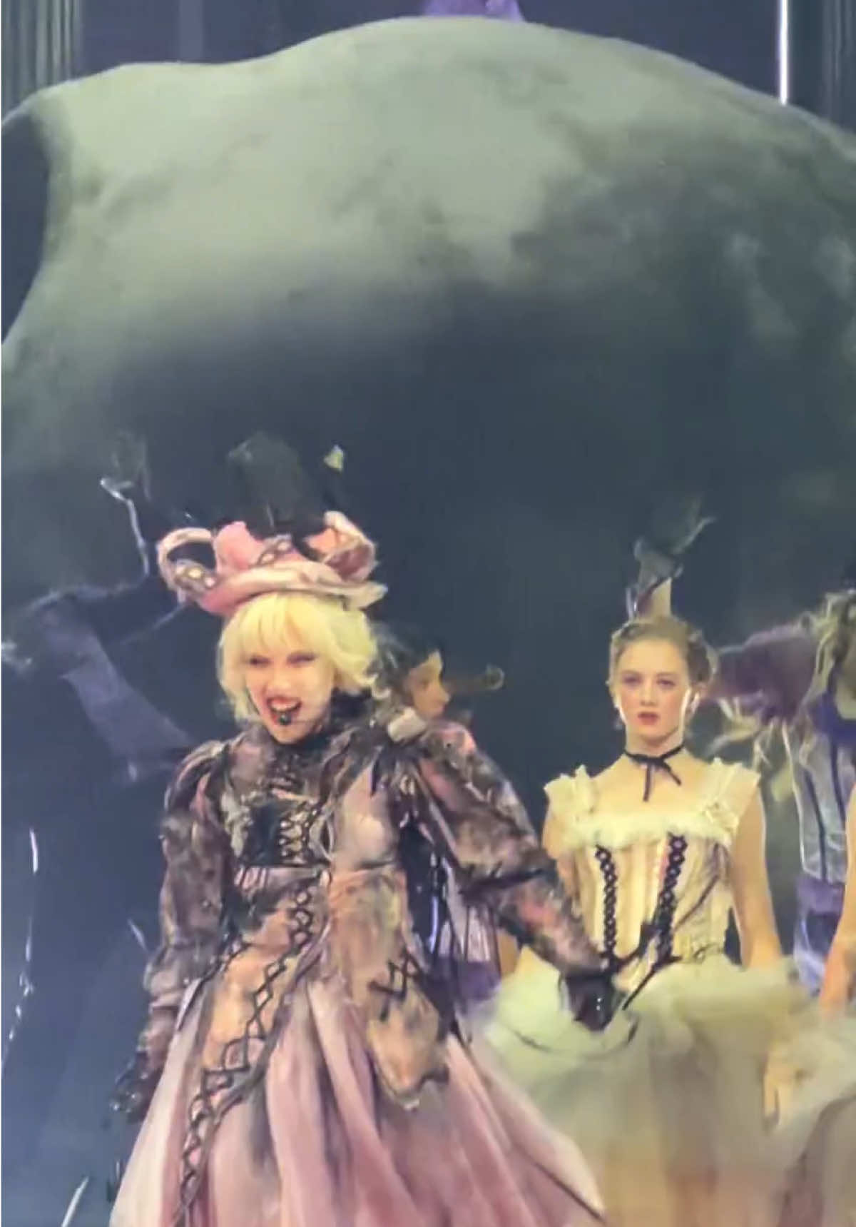 Emma Myers and Evie Templeton, from Wednesday, dancing “The Dead Dance” with Lady Gaga in London. (Night 1) 🖤 @ladygaga  #ladygaga #littlemonsters #mayhemball #fyp #wednesday 