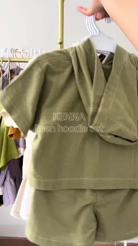 Kenna Linen Hoodie Set Setelan anak berbahan linen premium yang ringan dan breathable. Didesain dengan hoodie, kancing depan, dan celana pendek untuk tampilan kasual yang tetap rapi. Cocok dipakai sehari-hari, traveling, hingga acara santai bersama keluarga. #bellandbo #onesetkids #setelananak #bajuanak #outfitanak 