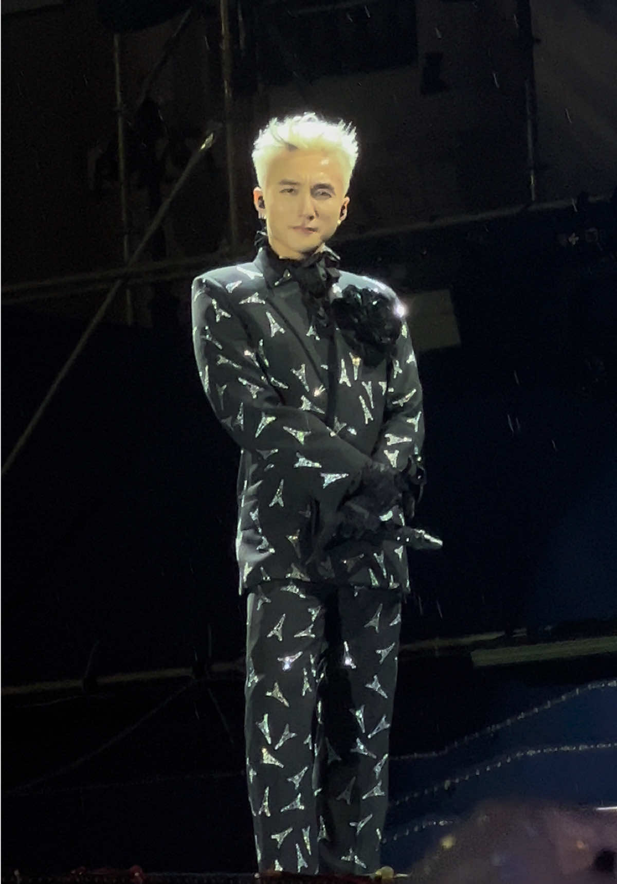 Ảnh var thẳng tôi anh em ơi. Vừa Buông đôi tay nhau ra vừa mưa  chill không tả nổi 🩵🩵🩵 #sontungmtp #skysontungmtp #mtp #vairal #xuhuongtiktok 