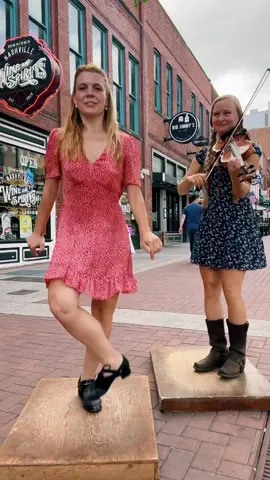 Irish fiddle and dance in downtown Nashville featuring the incredible @Perla Davide 💃 #dancingfiddler #irish #stepdance #riverdance #fiddle 