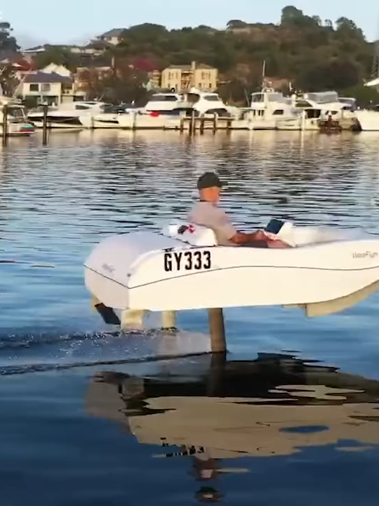 【再掲載】水面を飛ぶ! 2人乗りの電動ボート「WaveFlyer Volare」 https://moov.ooo/article/65dbf241b045263a83ad5e30 出典: Enautic 「WaveFlyer Volare」は、水中に揚力を発生させる翼とモーターを備えた2人乗りの電動ボート。まるで水面を飛んでいるような体験ができるという。 公式サイトから予約を受付中。15,400円の予約金を支払うと予約が可能。最終的な金額は、納品日が近づいたら通知されるそうだ。自動で 運転可能？ 「WaveFlyer Volare」は、船の操縦を乗船者が行うほか、スマホアプリで遠隔操縦にも対応する。 また、操縦をコンピュータ制御でアシストするフライ・バイ・ワイヤ方式の操舵システムを採用している。 最高速度は40 km/h、航続距離は100 km。バッテリー式で1回の充電で約4時間半乗れるという。 ・　・　・ 新感覚のボートで海の上を冒険してみては？ #電動ボート #ボート