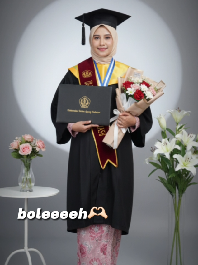 #CapCut  #geminiIA  Promp: Potret wisuda ultra-realistis seorang perempuan dengan wajah mengikuti foto referensi 100%, berdiri tegak di studio elegan. Busana memakai jas dan topi kebesaran wisuda, rok songket ungu keabu-abuan bermotif tradisional, jilbab krem rapi, toga hitam dengan rumbai, selempang marun bertuliskan emas, sepatu hak pink. Atribut: Map ijazah hitam bertuliskan 