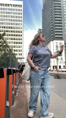 Pre my sweaty hot bike ride to class #20something #OOTD #fitcheck #citibike #ocad 