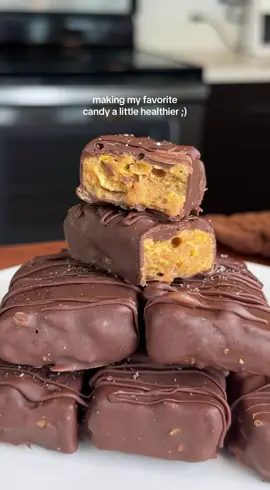 These might be better than real butterfingers just saying 🙈. They’re began, gluten-free, & refined sugar free! Recipes linked in my bio!  #butterfinger #halloweenrecipe #halloweencandy #healthydessert 