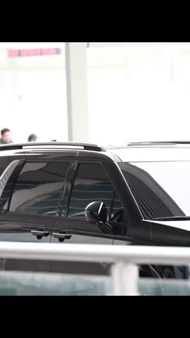 Jimin at the airport today, leaving for Dior Paris Fashion Week ✈️🇨🇵  have a safe flight Park Jimin 💕 #parkjimin #jimin #jiminbts #airport #jiminxdior 