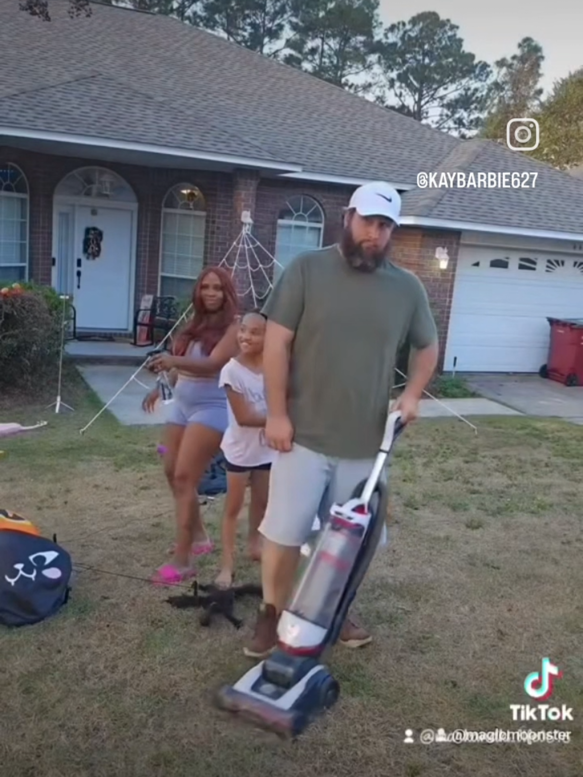 Nosey Neighbor Vibes! lol Repost  #nosey #noseyneighbor #fyp @TheMooneyFam! 