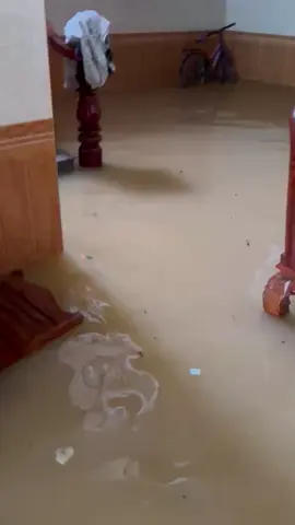 Hôm qua nước còn ngoài sân sáng dậy bố mẹ bảo nước vào ngập nhà rồi con ơi, 2 oba già với đứa con nít không xoay sở được #nghean #mualu 