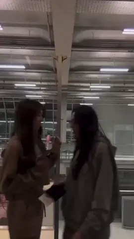 တိုက် မိ ပီး Paris ရောက် သွား ပီ🙄🖤@ออมออมเอง:^D @Lingling Kwong 