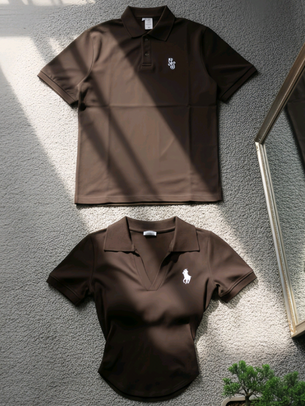 Udah couple-an, jangan sampai kalah stylish sama pasangan lain dong~ #BajuCouple #CoupleGoals #OOTDCouple #CoupleKekinian #CouplePolo 