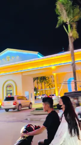 ទីក្រុងស្អាតមាអគារធំៗខ្ពស់ៗ តែមិនកក់ក្ដៅដូចនៅផ្ទះយើងទេម៉ែ..ព្រោះមែនកន្លែងដេីរលេងតែវាជាកន្លែងរកលុយ😔#ក្រុងបាវិត 