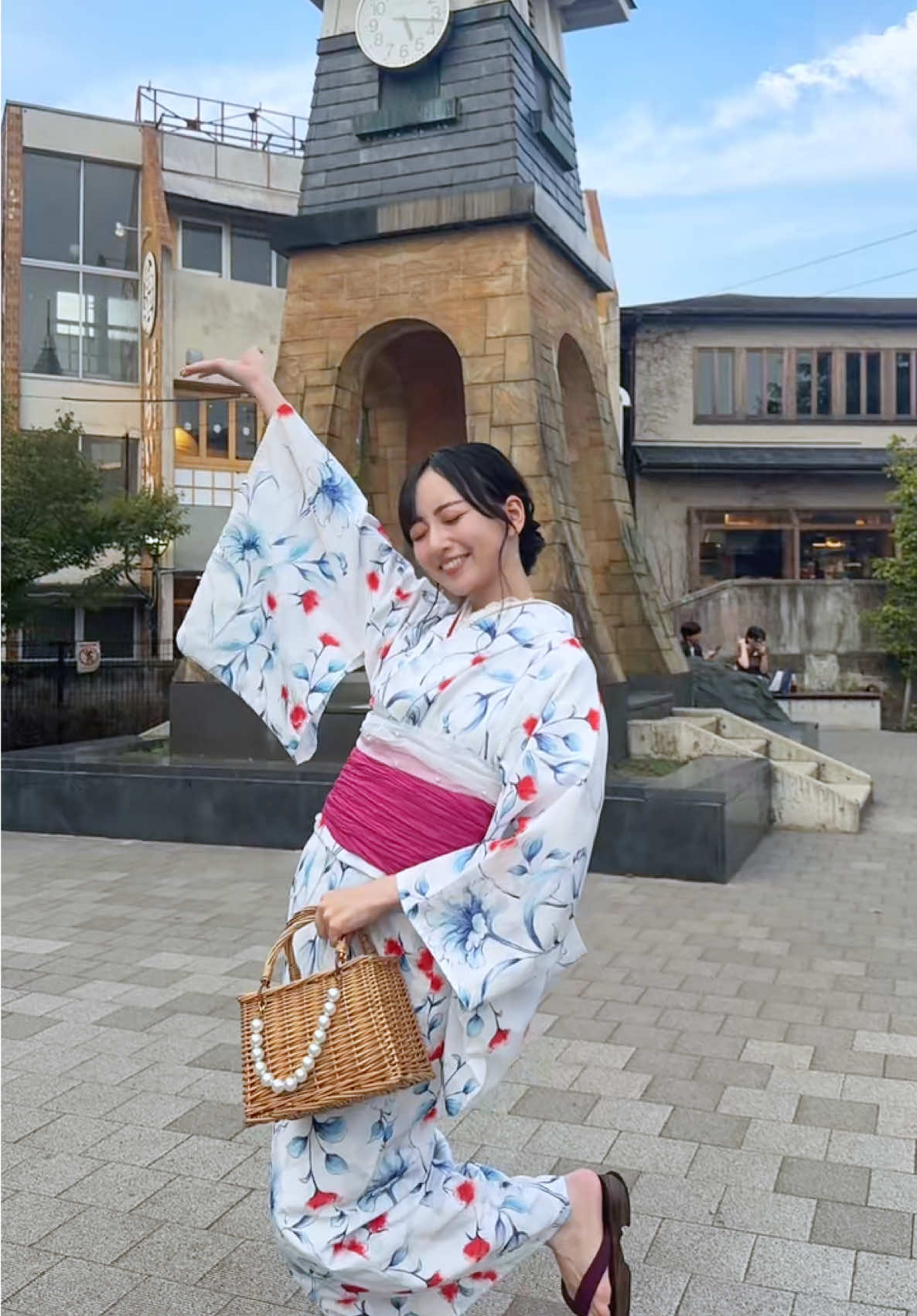 浴衣を着て鎌倉を歩いたよ〜💗 鎌倉駅の広場 浴衣はひさしぶりでうれしくて 明るく白のチュールやレース🫧 赤ピンクの差し色も入れてみました❤️ 下駄でずっとなんなく海の方まで歩けました🎶 この日35度近くあったんだけど 日が照りすぎず✨ 夕方は今年の夏が終わりそうで☀️ 少し寂しくなりました🫧 #おすすめ #観光 #鎌倉 #浴衣 #歌手 