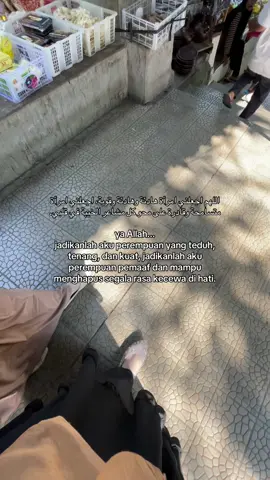 sungguh, berdamai dengan luka dan air mata jauh lebih tenang dibanding harus berkelahi dengan amarah dan dendam.