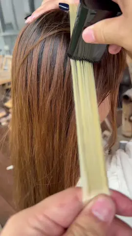 Con una pasadita retocas en segundos.En cualquier momento, fácil y siempre perfecta. #hairdye #hairdyecomb #hairstyle #grayhair #makeup #gift