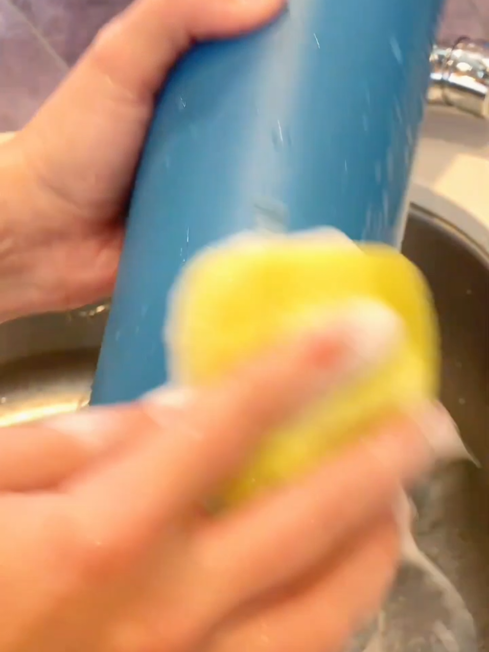 Minum dengan estetik🥰 #botolminum #tumblerviral #tahanpanas #foryourepage 