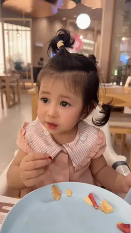 อาหย่อยๆค่ะ😋🍎🍓 #พราวตะวัน #น้องตะวันลูกพ่อธันน์แม่ยุ้ย 