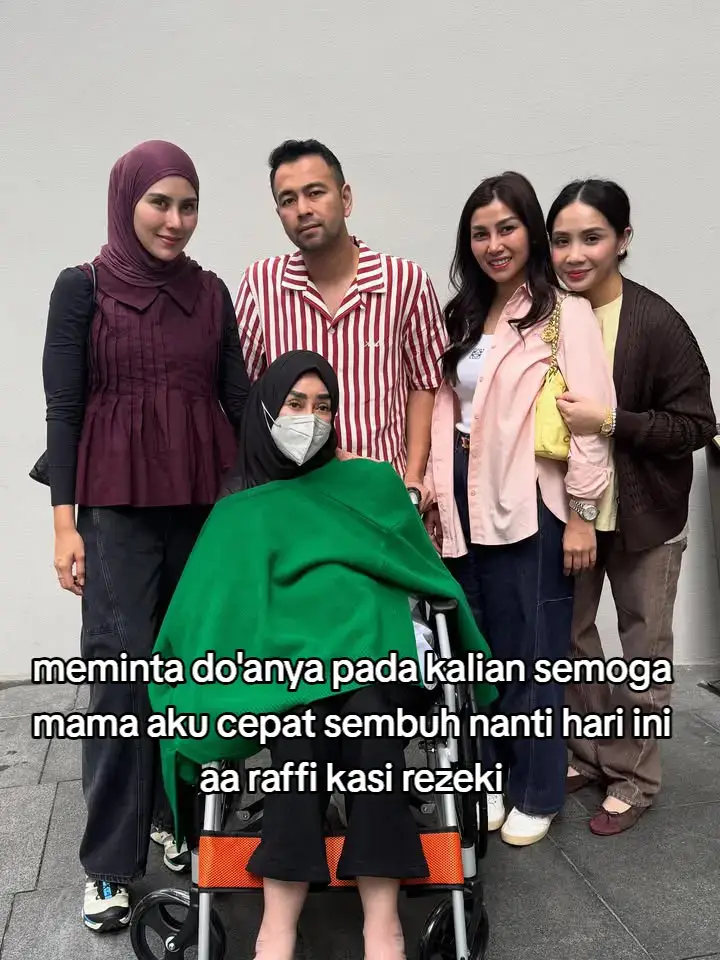 HADIAH ONLINE | semoga terwujud . Sejarah #fotografi🕋 dimulai dengan penemuan dua prinsip penting: yang pertama adalah kamera obscura memproyeksikan gambar, yang kedua adalah penemuan bahwa beberapa zat terlihat berubah oleh paparan cahaya. Tidak ada artefak atau deskripsi yang menunjukkan upaya untuk menangkap gambar dengan bahan sensitif cahaya sebelum abad ke-18. Pemandangan dari jendela di Le Gras 1926 atau 1827, diyakini sebagai foto kamera paling awal yang masih ada. [1] Penambahan reoriented asli (kiri) dan berwarna (kanan). Sekitar 1717, Johann Henry Schulze menggunakan bubur sensitif cahaya untuk menangkap gambar huruf cut-out pada botol. Namun, ia tidak mengejar membuat hasil ini permanen. Sekitar tahun 1800, Thomas Wedgwood membuat yang pertama didokumenkan secara andal, meskipun upaya gagal dalam menangkap gambar kamera dalam bentuk permanen... Eksperimennya memang menghasilkan fotogram terperinci, tetapi Wedgwood dan pasangannya Humphry Davy tidak menemukan cara untuk memperbaiki gambar-gambar ini. Pada 1826, Nicéphore Niépce pertama kali berhasil memperbaiki gambar yang ditangkap dengan kamera, tetapi diperlukan pencahayaan di kamera selama delapan jam atau bahkan beberapa hari dan hasil paling awal sangat kasar. Rekan Niépce Louis Daguerre melanjutkan untuk mengembangkan proses daguerretipe, yang pertama diumumkan secara publik dan proses fotografi yang layak secara komersial. daguerretipe hanya membutuhkan beberapa menit pencahayaan di kamera, dan menghasilkan hasil yang jelas dan terperinci. Pada tanggal 2 Agustus 1839 Daguerre mendemonstrasikan rincian proses ke Kamar Teman di Paris. Pada tanggal 19 Agustus rincian teknis dipublikasikan dalam pertemuan Akademi Ilmu Pengetahuan dan Akademi Seni Rupa di Istana Lembaga. (Untuk memberikan hak penemuankepada publik, Daguerre dan Niépce diberikan anuitas yang murah hati seumur hidup.) [3][4 [5] Ketika proses daguerretipe berbasis logam ditunjukkan secara resmi kepada publik, pendekatan pesaing caltipe negatif berbasis kertas dan proce cetak garam #Islamic Quotes #IslamicWisdom #Quranic Verses #HadithOfTheDay