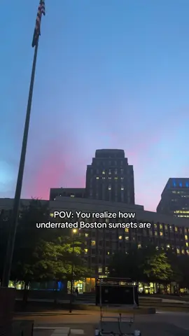 Left a Boston food review and came out to the sky being 4 different colors at once😮‍💨 Tonight was definitely a top 3 Boston sunset for me.. #boston #bostontiktok #bostonsunset 