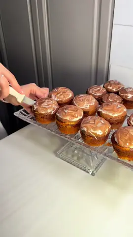 كب كيك ماربل : 3 بيضات 3/4 كوب سكر 1/2 كوب زيت 1 كوب زبادي ملعقة صغيرة فانيلا المكونات الجافة : 2 كوبين دقيق 1 ملعقة كبيرة باكنج باودر لخليط التشوكلت : 2 ملعقتين كبار تشوكلت باودر 1 شوت اسبريسو أو قهوة سريعه التحضير ملعقه صغيرة مذوبة بموية الطقس حار بالفرن مم تحت على حرارة 160 مدة 20-25 دقيقة ومن فوق 5 دقائق 