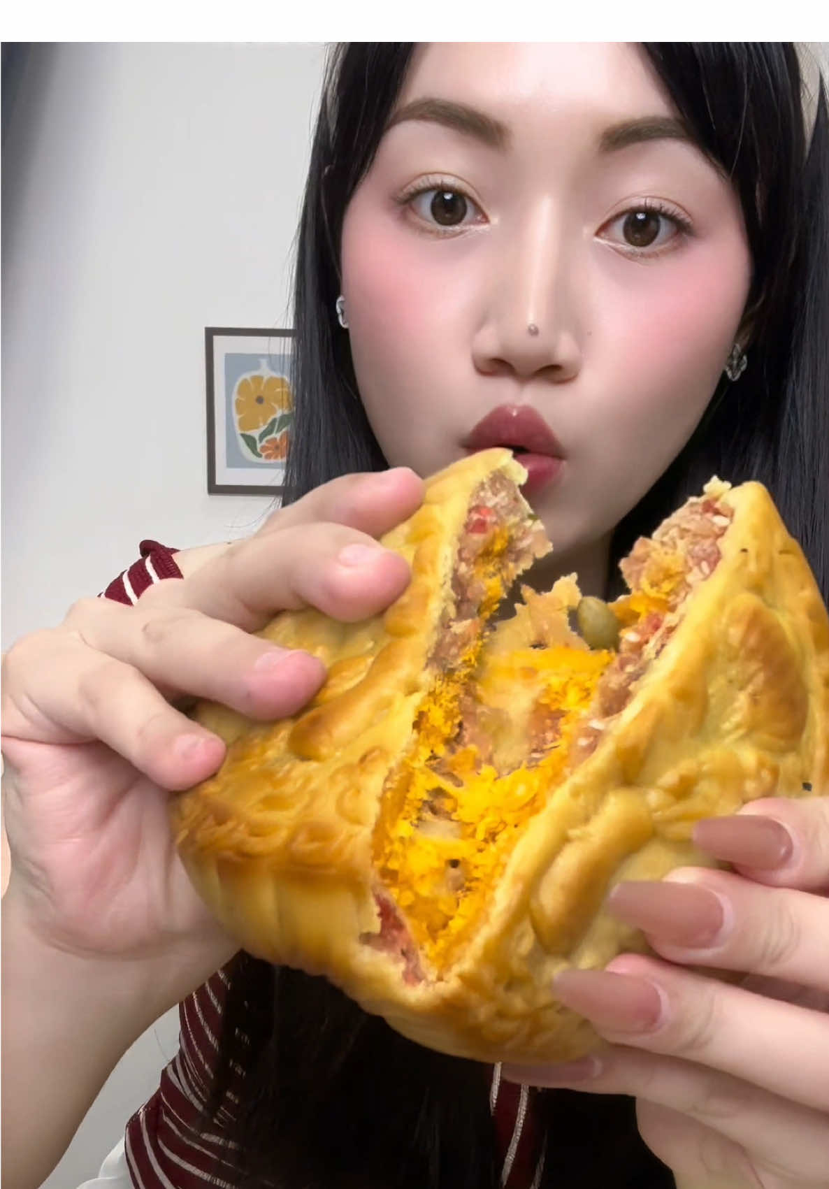 Ngon mà không ngọt đâu các bác. Bánh trung thu nhà Xuân Tùng ăn cuốn thậtttt #hoangmymy #banhtrungthu #banhtrungthuxuantung 