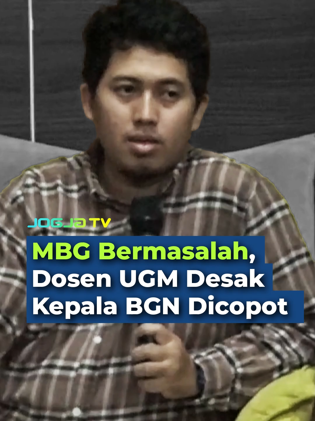 Program Makan Bergizi Gratis (MBG) yang menjadi salah satu program andalan pemerintahan Prabowo Subianto menuai kritik tajam dari kalangan akademisi. Dosen Departemen Politik dan Pemerintahan FISIPOL UGM, Alfath Bagus Panuntun El Nur Indonesia, menilai program ini telah gagal sejak tahap perencanaan dan mendesak evaluasi total. - Dalam pernyataannya, Alfath menyebut bahwa secara ide, MBG merupakan langkah yang baik. Namun, pelaksanaannya amburadul, tanpa arah yang jelas. Tak hanya itu, ia juga menyoroti kepemimpinan di Badan Gizi Nasional (BGN) yang dinilai menjadi simbol salah kelola. Menurutnya, posisi strategis seperti Kepala BGN seharusnya diisi oleh sosok yang benar-benar kompeten dan relevan dengan isu gizi nasional. - Alfath juga mengingatkan bahwa program MBG tidak bisa dipisahkan dari kebijakan sosial yang lebih luas. Ia menekankan pentingnya memperhatikan kesejahteraan guru dan dosen sebagai bagian dari ekosistem pendidikan dan kesehatan anak-anak. #jogjatv #seputarjogja