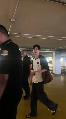 เมื่อแต้มบุญของวันที่28ได้หมดลง เมื่อเราเจอน้องม้าคกับพี่จู มาจอดรถชั้นเดียวกับเรารอเข้าห้าง  เพลงนี้ของแท้โผล่มาแบบแม่ๆยืนงงกันมาก แทบไม่กล้าลงคลิป      กลัวเขาหาว่าเป็น ซซ 55555แต่!!อยากเก็บเป็นความทรงจำอ่ะ   ( เพราะว่าแต้มบุญหมดจริงๆฉันไม่ได้ที่ไปยืนรอบงานเลยต้องไปชั้น2แทนแต่มุมดีมากๆ เลยหายนอย5555 #JuniorMark #Junniorrs #markjrtn 