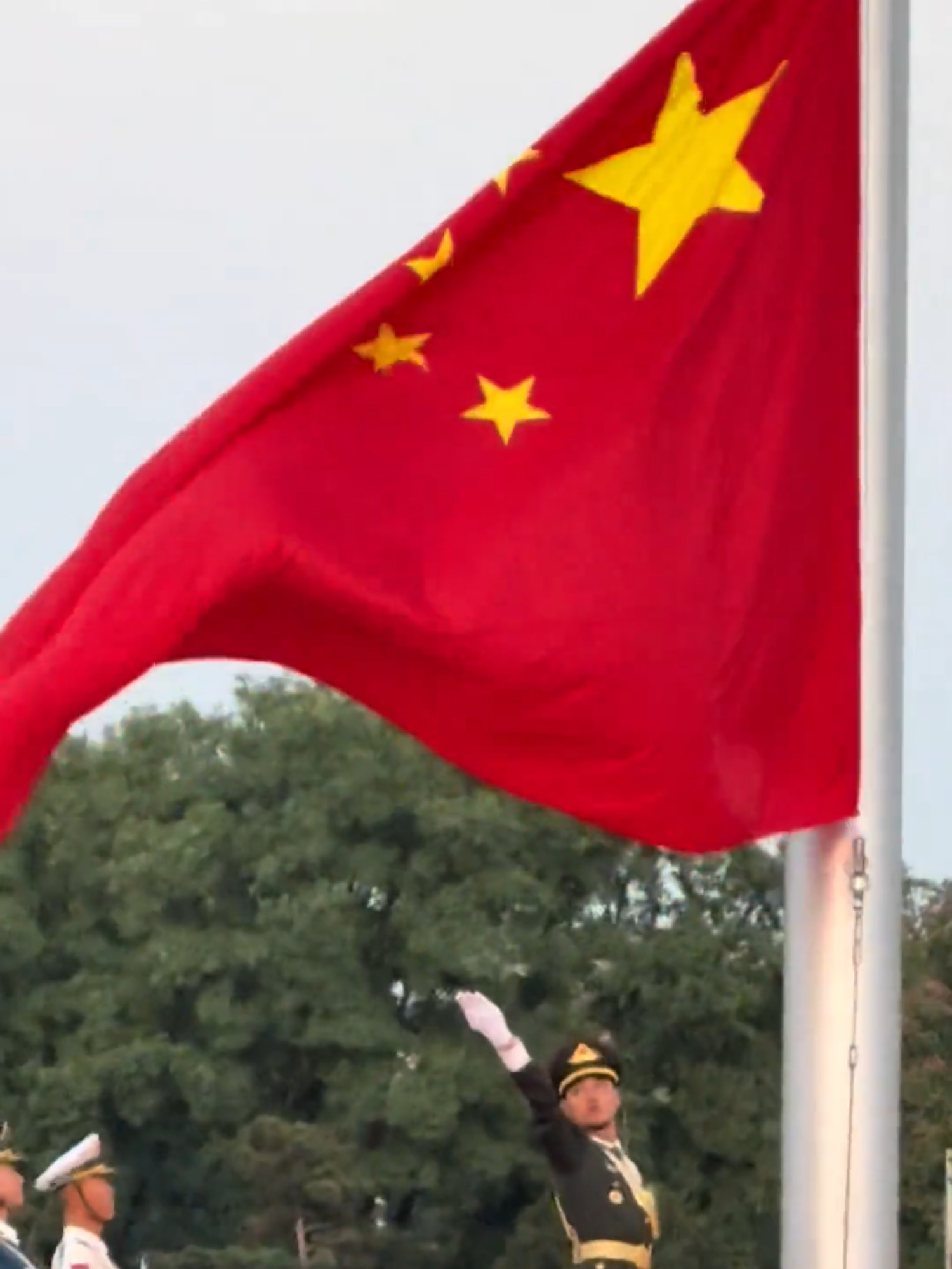 2025.9月30号天安门广场升旗仪式，全体起立向国旗敬礼 升旗手🇨🇳王浩天#祝祖国繁荣昌盛#北京🇨🇳