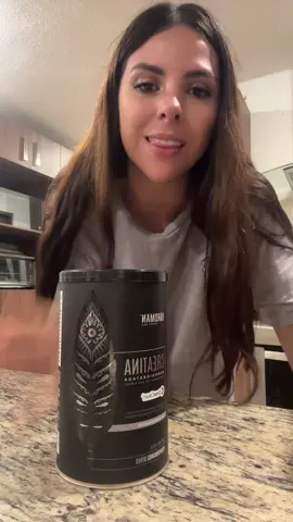 Si estás entrenando y todavía no tomas creatina, probablemente estás avanzando más lento de lo que podrías 💪🏼🔥. Esta es monohidratada micronizada, que significa que tu cuerpo la absorbe mejor y más rápido. Te ayuda a tener más fuerza, rendir más en cada entrenamiento y ganar masa muscular sin esfuerzo extra. También mejora la recuperación después del gym, así que puedes entrenar con más intensidad sin tanto dolor. Yo la recomiendo muchísimo si haces pesas, crossfit o cualquier deporte de alta intensidad… y lo mejor es que ahorita está con súper descuento #creatinamonohidratada #tiktokshophotsalemx #gym #gymlifestyle #creatine