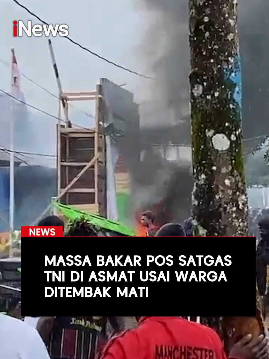 Kota Agats, Kabupaten Asmat, Papua Selatan, berubah mencekam pada Sabtu (27/09/2025) pagi. Kerusuhan besar meledak usai seorang warga tewas diduga ditembak oknum anggota Satgas TNI 123/Rajawali di Jalan Dolog. Insiden itu menyulut amarah warga: pos militer dibakar, penjarahan pecah, dan korban luka berjatuhan. #Agats #Papua #TNI #BeritaHariIni #BeritaTerkini #iNews