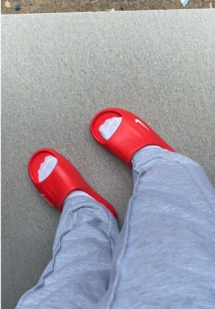 sobrang gandaa ng color reeeeeed🥵🔥 #slipper #slides #slidesformen #sportslippers #fyp 