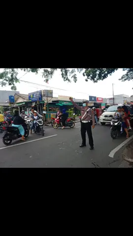 Dalam rangka mengantisipasi kemacetan dan menciptakan kelancaran berlalulintas pagi har. Jajaran Unit Lantas Polsek Ciledug Polres Metro Tangerang Kota, AIPTU MARSUDIN melakukan pengaturan guna menjaga Kamseltibcar pengguna jalan maupun masyarakat dengan titik kenal di Perempatan Barata Jl. Raden Saleh, Karang Tengah, Kota Tangerang. Selasa, 30/9/2025
